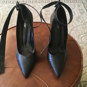 Cape Robbin Black Crocodile Texture Heels